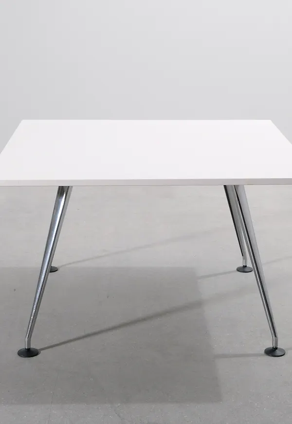 Stilren aluminiumbord i vitt från Vitra.