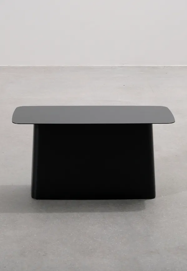 Svart Vitra-sidobord i riktigt snygg modell.