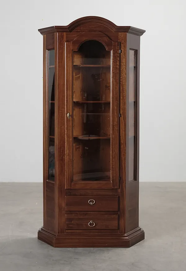 Jättesnygg Skåp som passar bra vid många olika tillfällen.