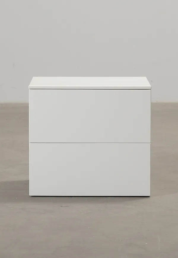 Vit Voice Arctic-nattduksbord i komfortabel modell.