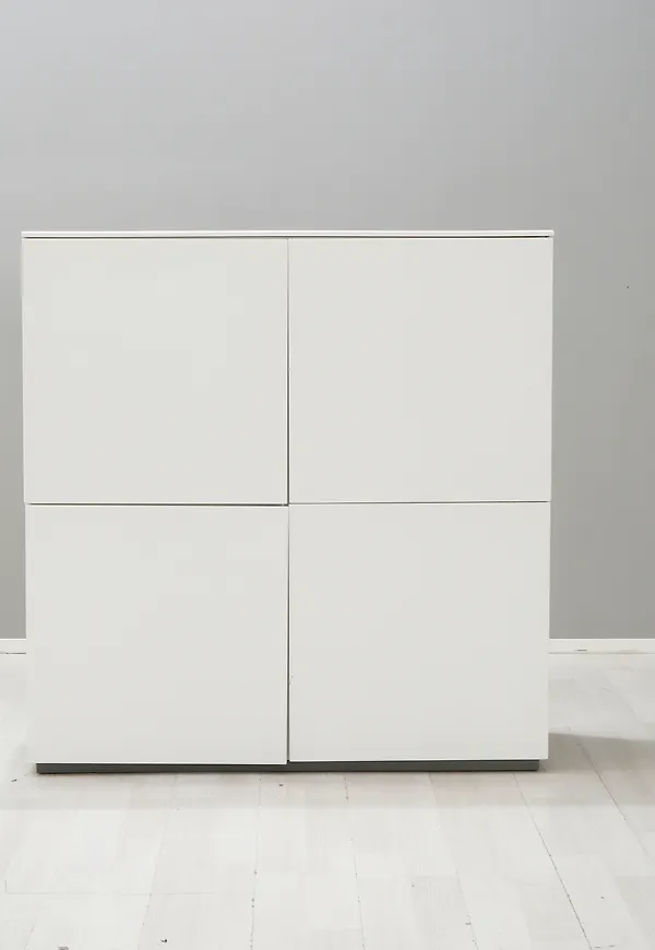 Snygg möbel i vitt från Voice.