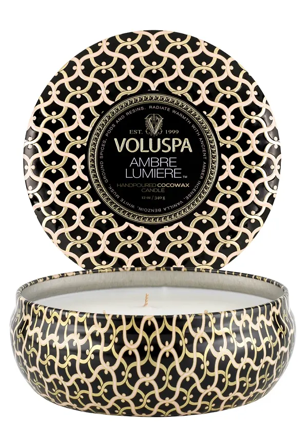 Beige Voluspa-doftljus i elegant modell.