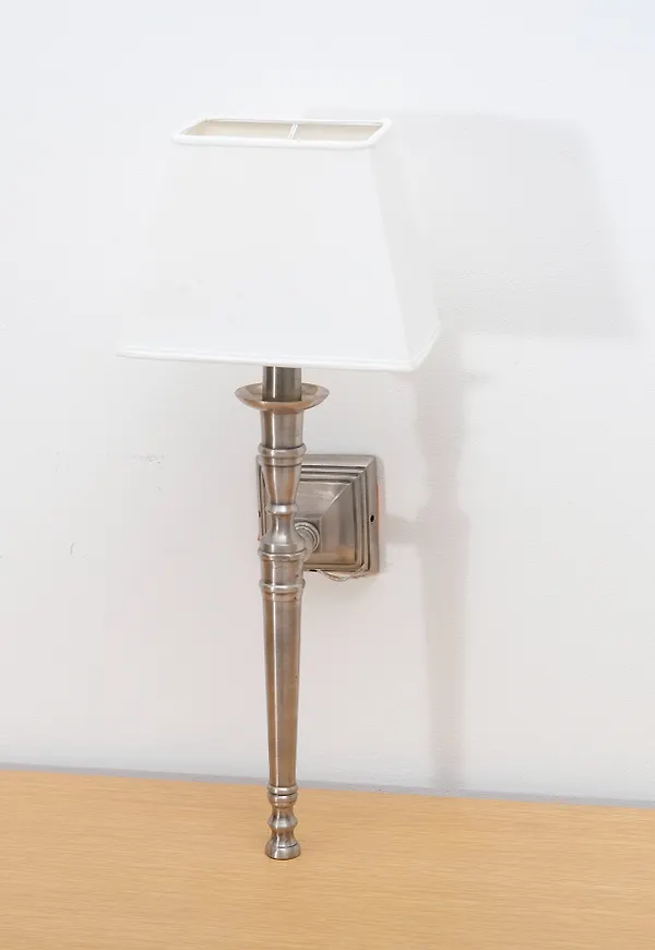 Vit vägglampa som passar perfekt till sommaren 2025!