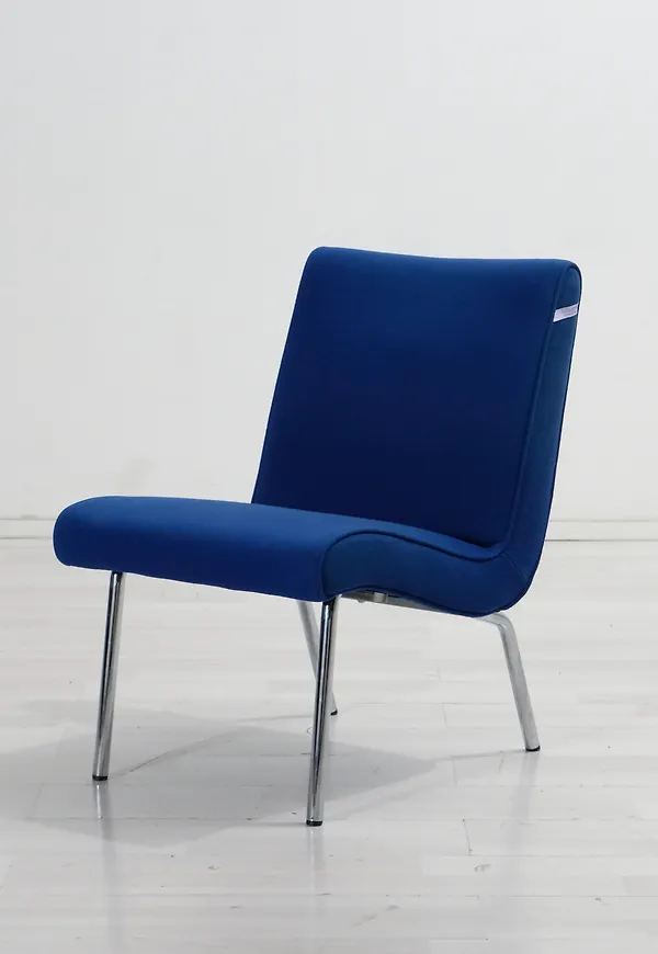 Skön loungestol i blått från Walter Knoll.