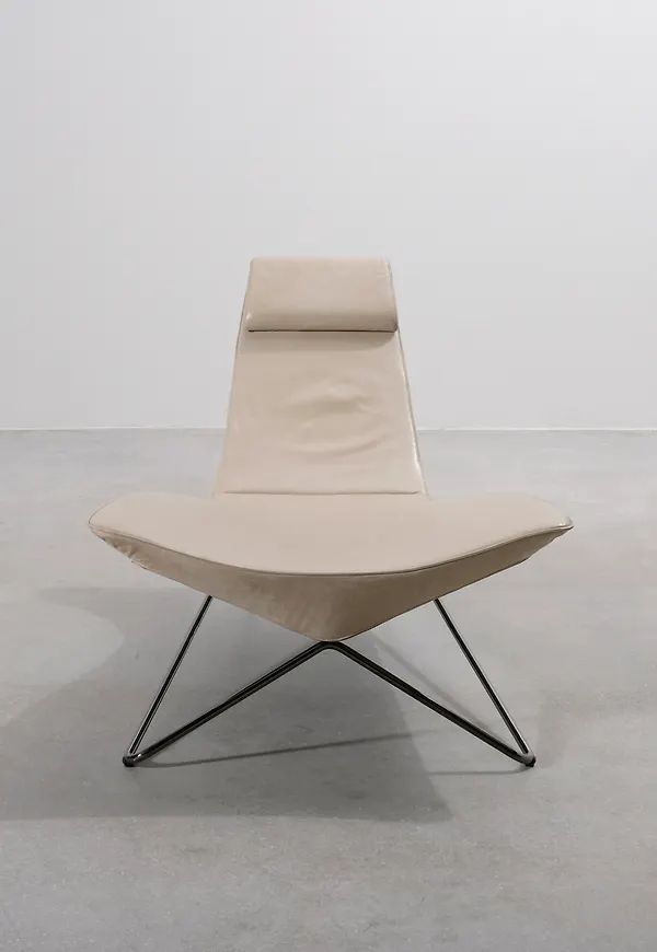 Ikonisk beige fåtölj i skinn från Walter Knoll.