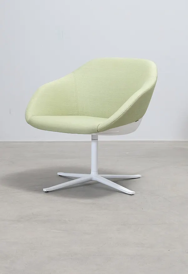 Stilriktig fåtölj 2025 från Walter Knoll.