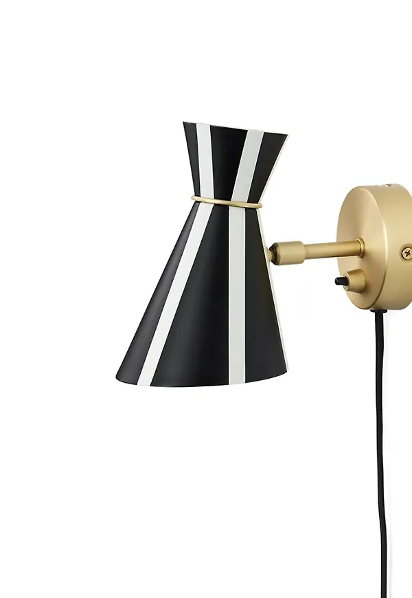 Fantastiskt snygg svart vägglampa 2025 från Warm Nordic.