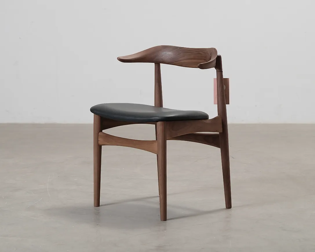 Svart Warm Nordic-läderstol i komfortabel modell.