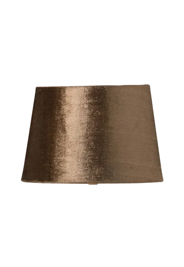 Komfortabel lampa i guld från watt & VEKE.