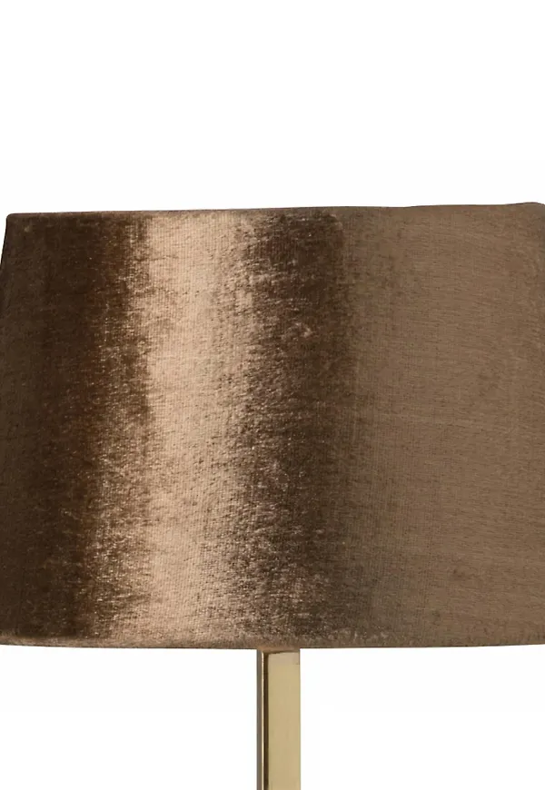 Trendig guldfärgad lampa 2025 från watt & VEKE.