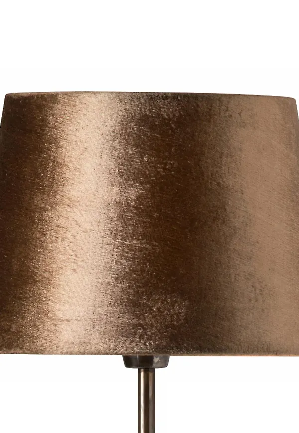 Stilren guldfärgad lampa 2024 från watt & VEKE.