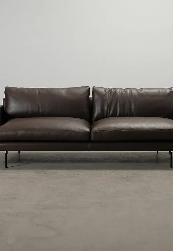 Stilren soffa i mörkbrun färg gjord i läder.