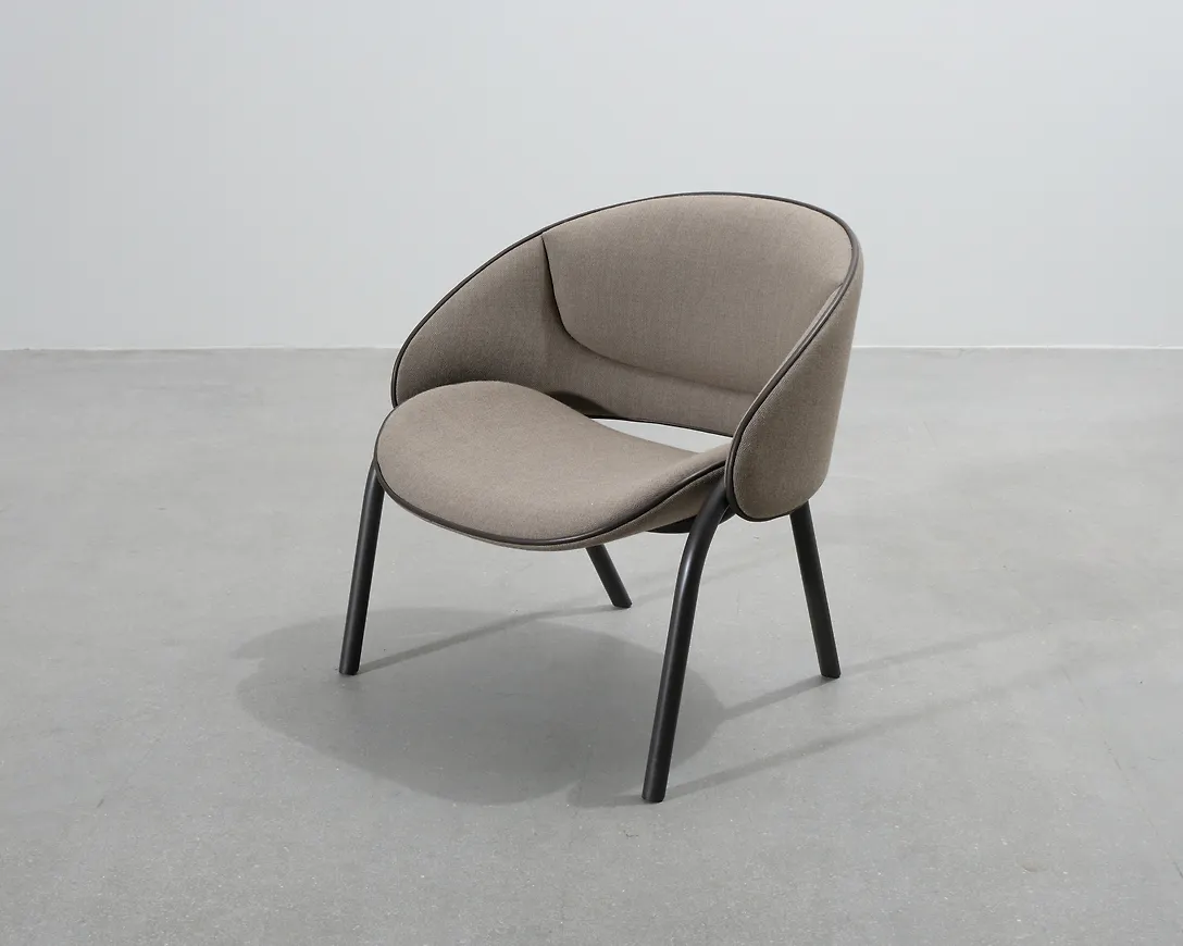 Jättefin läderfåtölj i beiget från Wendelbo.