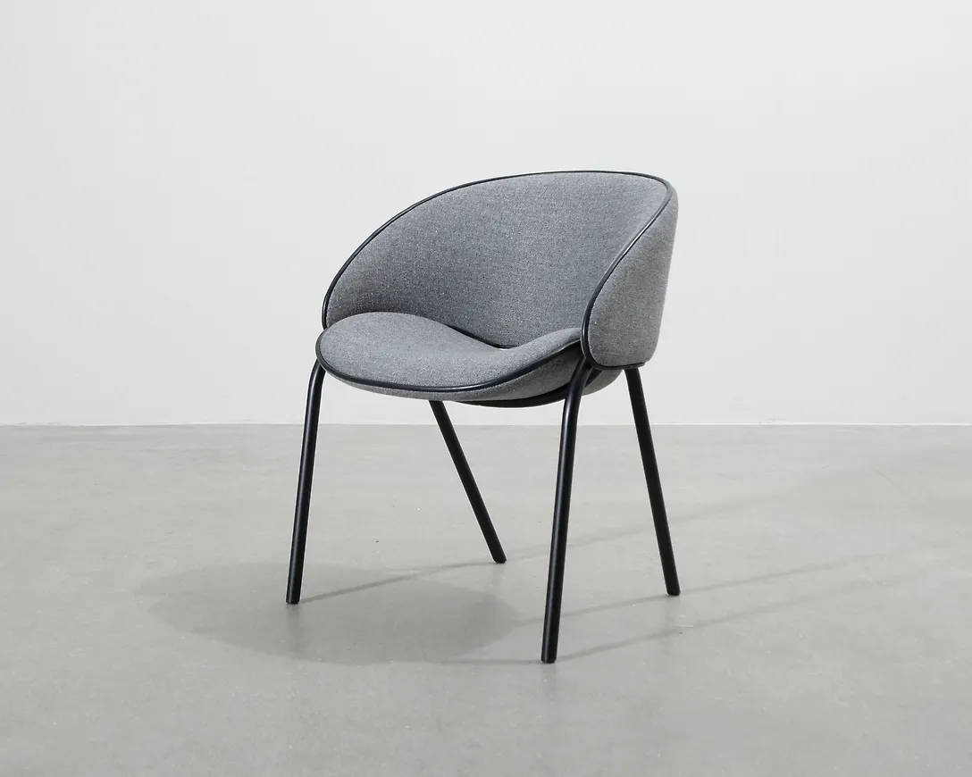 Grå Wendelbo-läderstol i klassisk modell.