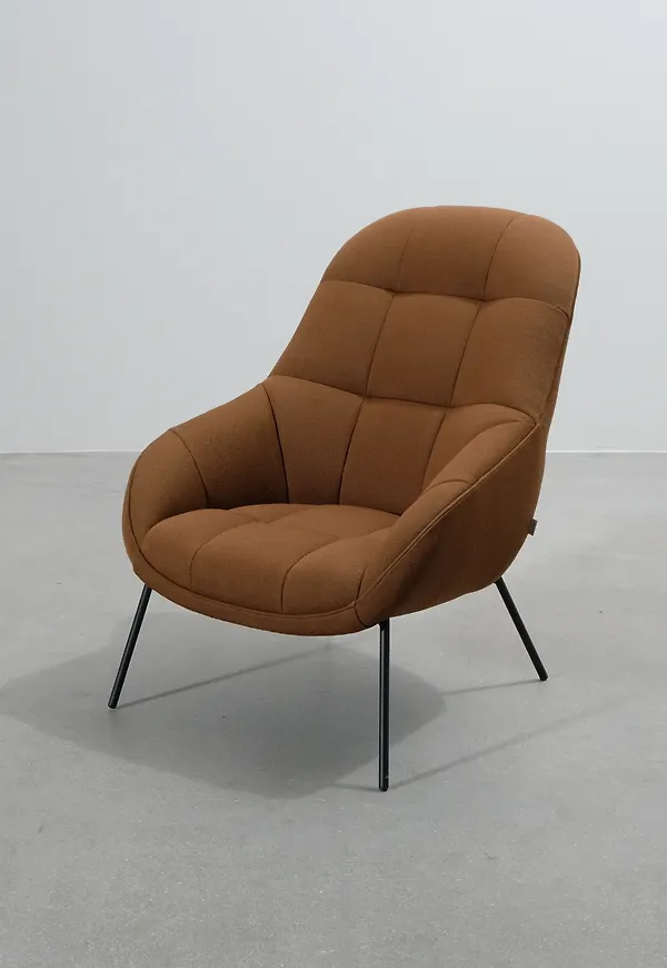 Skön brun fåtölj 2025 från Wendelbo.