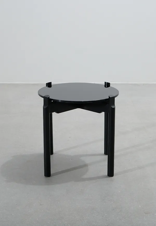 Modern sidobord i ek i svart från Wendelbo.