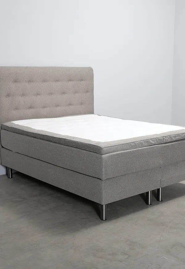 Beige Wendre-kontinentalsäng i vacker modell.