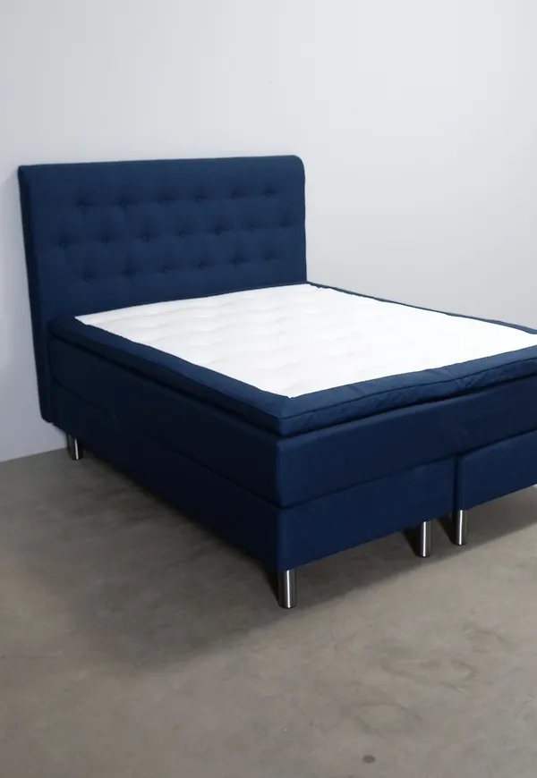 Moderiktig blå säng 2025 från Wendre.