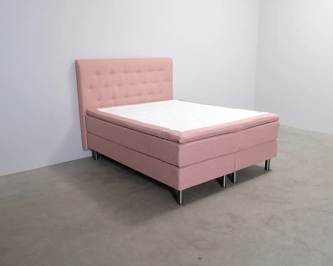 Smickrande kontinentalsäng i rosa från Wendre.