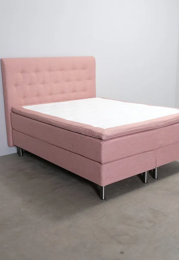 Rosa Wendre-kontinentalsäng i riktigt fin modell.