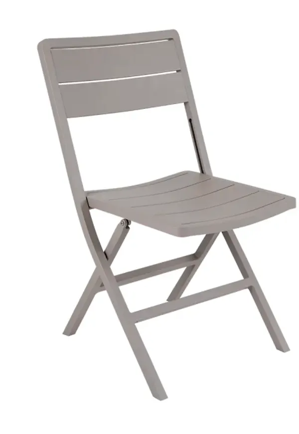 Moderiktig beige stol i aluminium från Brafab.