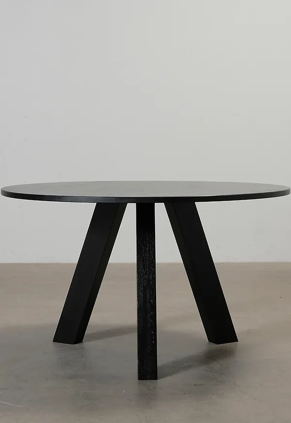 Svart bord i ek som passar perfekt till sommaren 2026!