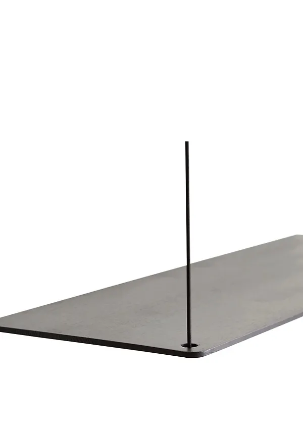 Vägghylla i ek som passar perfekt till hösten 2025!