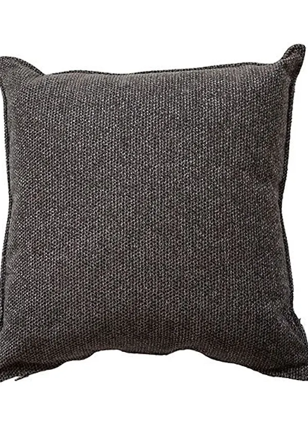 Grå Cane-Line-loungegrupp i stilriktig modell.