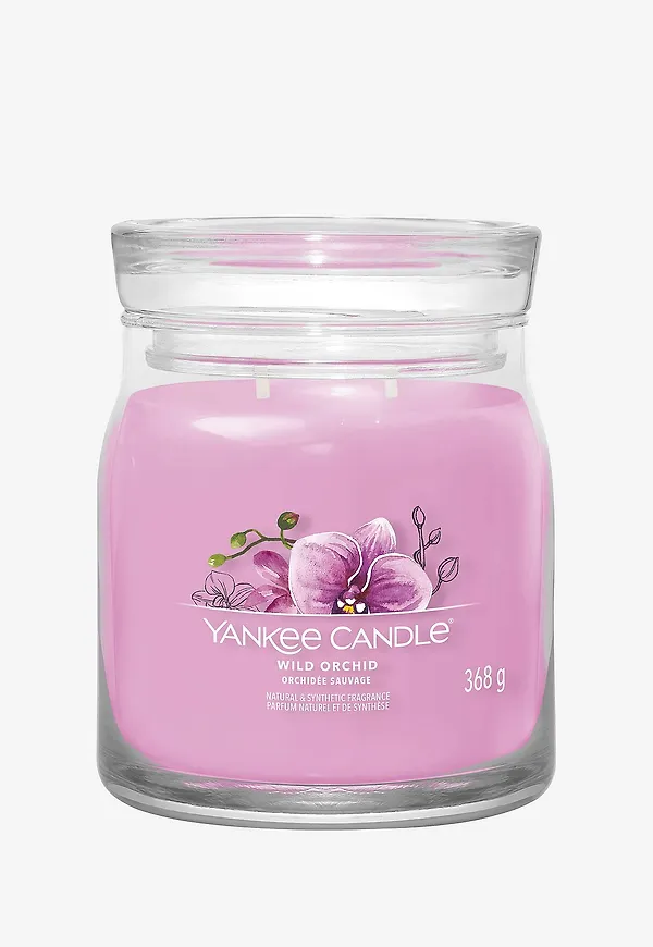 Lila Yankee Candle-stearinljus i modern modell.