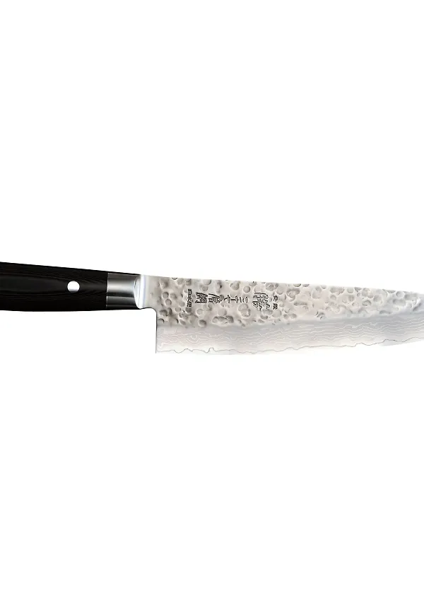 Silverfärgad Yaxell-kockkniv i otroligt fin modell.