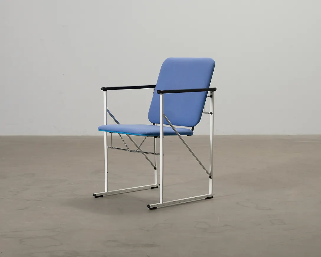 Jättefin blå fåtölj 2025 från Avarte.