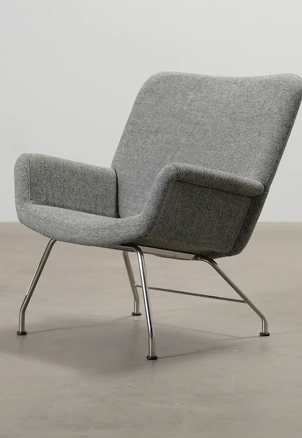 Riktigt snygg grå stol 2025 från Yrjö Kukkapuro Design.