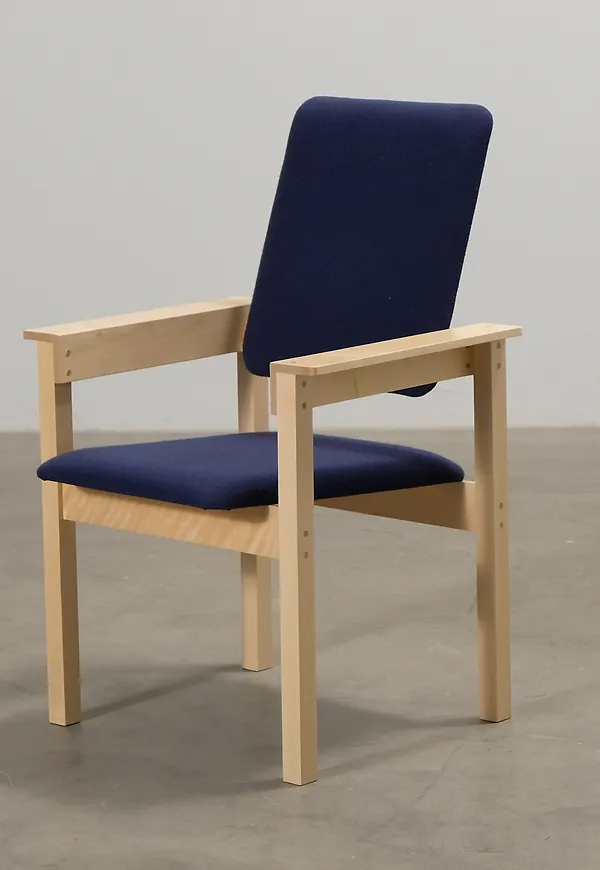 Härlig Stol som passar bra vid många olika tillfällen.