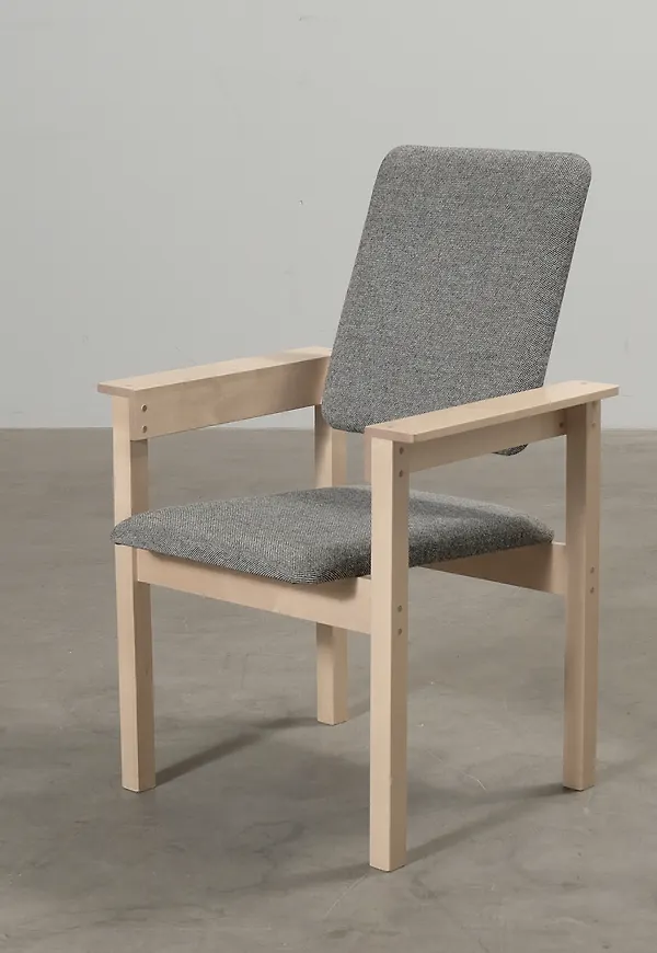 Jättefin Stol som passar bra vid många olika tillfällen.
