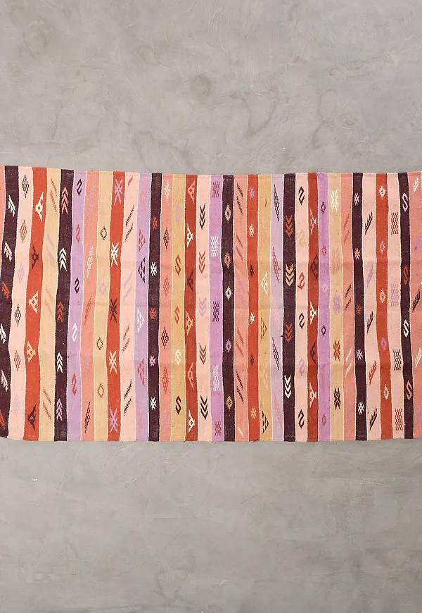 Röd ullmatta som passar perfekt till hösten 2025!