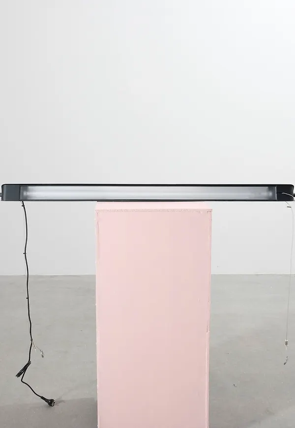 Svart Zero Lighting-pendellampa i smickrande modell.