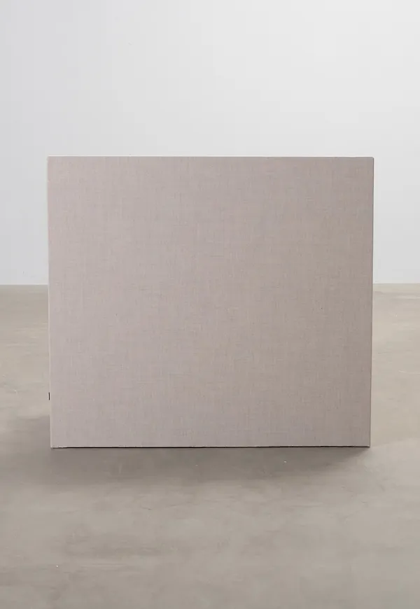 Fin grå bord 2025 från ZilenZio.